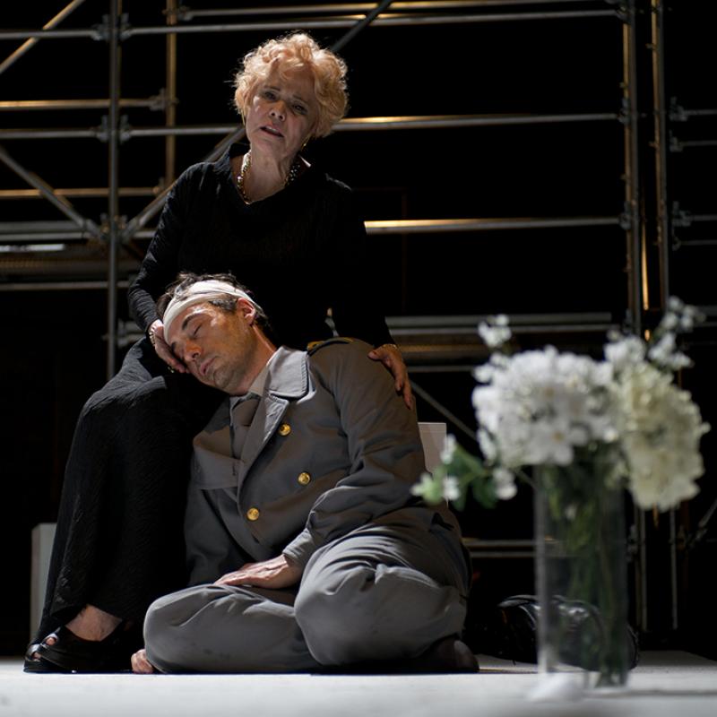 de Eugene O´Neill, dirigido por Robert Sturua. 
Con Leonor Manso, Paola Krum, Héctor Bidonde, Diego Velázquez, Nacho Gadano, María Figueras, Pablo Brichta, Germán Rodríguez, Alicia Muxo, Pablo Rinaldi, Abian Vainstein, Gustavo Böhm, Susana Machini, Ana María Caruso, Inés Cejas, Héctor Sajón, Raúl Herrero. 
Sala Casacuberta