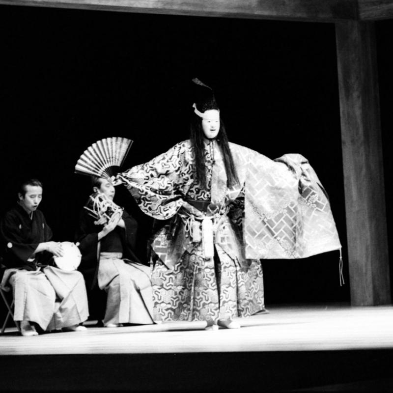 Presentación de la Escuela Hosho de Tokio, Compañía Nacional de Teatro Noh, el famoso teatro ritual japonés que se dedica a temas elevados y poéticos. En la ocasión, se presentaron las obras Hageromo y Tsunemasa. (Datos obtenidos en una nota de Ernesto Schoo para La Nación, 05/05/2007) 
