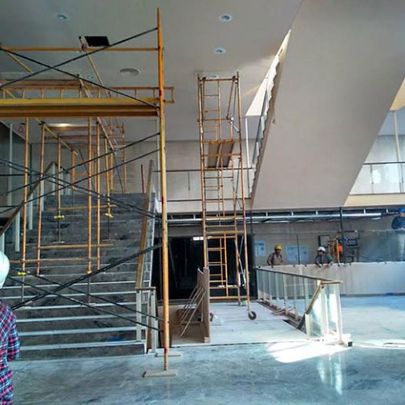 Renovación integral del edificio del Teatro San Martín. Sistemas eléctricos, de gas y de incendios, puesta en valor de oficinas y camarines, y la modernización de halls, espacios comunes y sanitarios.