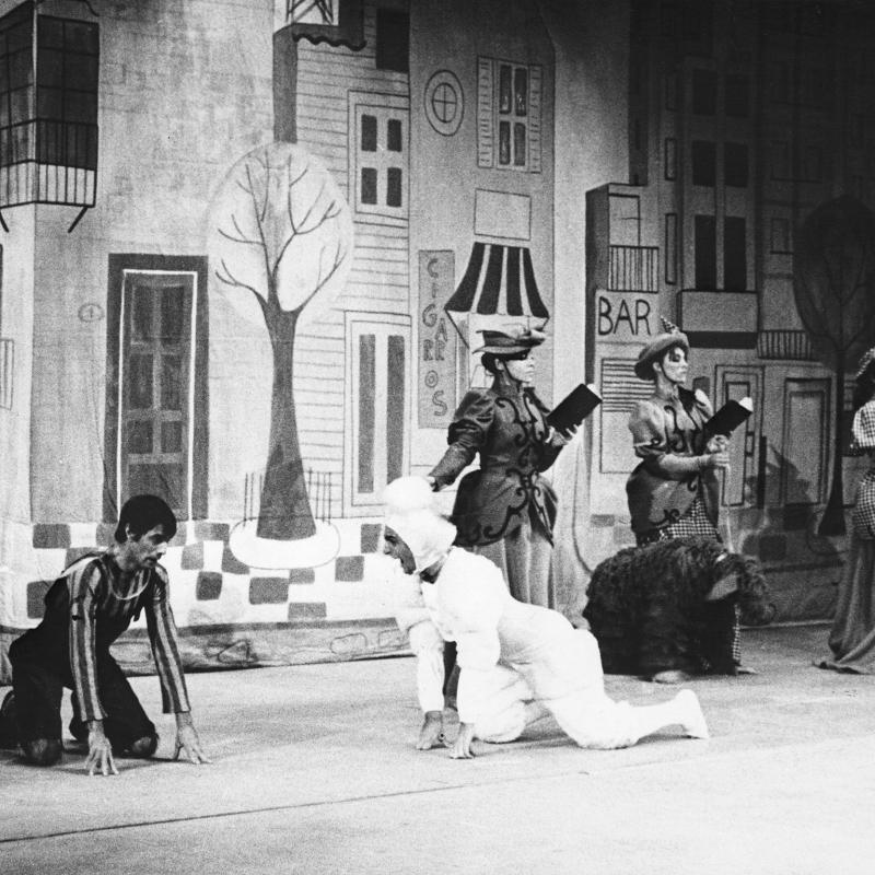 de María Elena Walsh, dirigido por María Herminia Avellaneda. 
Con Lydia Lamai-son, Osvaldo  Pacheco, Pepe Soriano, Teresa Blasco.
Sala Casacuberta
