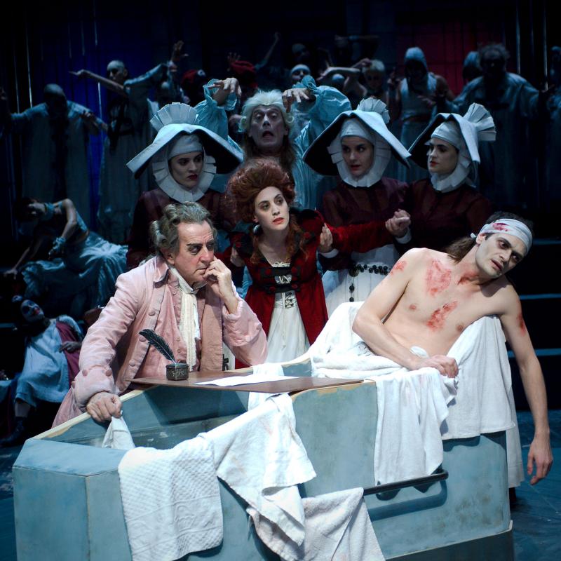 de Peter Weiss, dirigida por Villanueva Cosse. Con Daniela Catz, Verónica Cos-se, Gastón Courtade, David Di Napoli, Sol Fernández López, Marcelo Fioren-tino, Irene Goldszer, Luis Herrera, Luis Longhi, Gabriela González López, Gabriel Maresca, Javier Medina Pérez, Iride Mockert, Montenegro, Ivan Moschner, Pablo Navarro, Edward "polaco" Nutkiewicz, Carla Pantanali Sandrini, Julián Puche-ta, Lorenzo Quinteros, Paula Ransenberg, Pablo Rinaldi, Santiago Rios, Agustín Rit-tano, Lucia Rosso, Malena Solda, Félix Tornquist, Pablo Vascello.
Sala Martín Coronado
