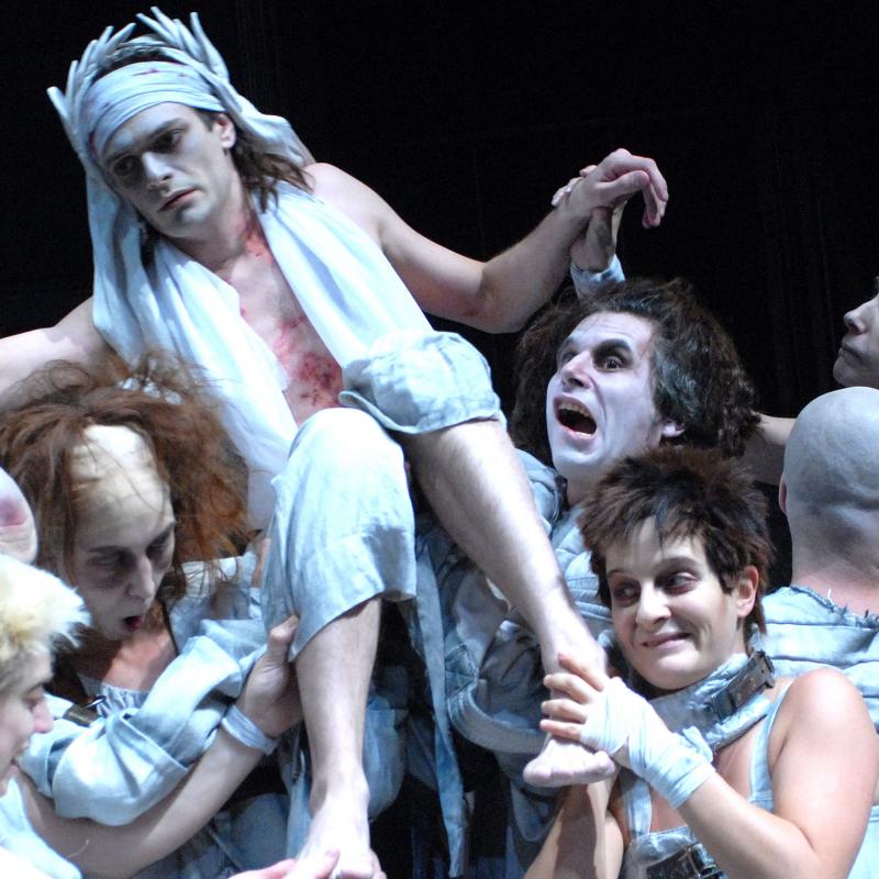 de Peter Weiss, dirigida por Villanueva Cosse. Con Daniela Catz, Verónica Cos-se, Gastón Courtade, David Di Napoli, Sol Fernández López, Marcelo Fioren-tino, Irene Goldszer, Luis Herrera, Luis Longhi, Gabriela González López, Gabriel Maresca, Javier Medina Pérez, Iride Mockert, Montenegro, Ivan Moschner, Pablo Navarro, Edward "polaco" Nutkiewicz, Carla Pantanali Sandrini, Julián Puche-ta, Lorenzo Quinteros, Paula Ransenberg, Pablo Rinaldi, Santiago Rios, Agustín Rit-tano, Lucia Rosso, Malena Solda, Félix Tornquist, Pablo Vascello.
Sala Martín Coronado
