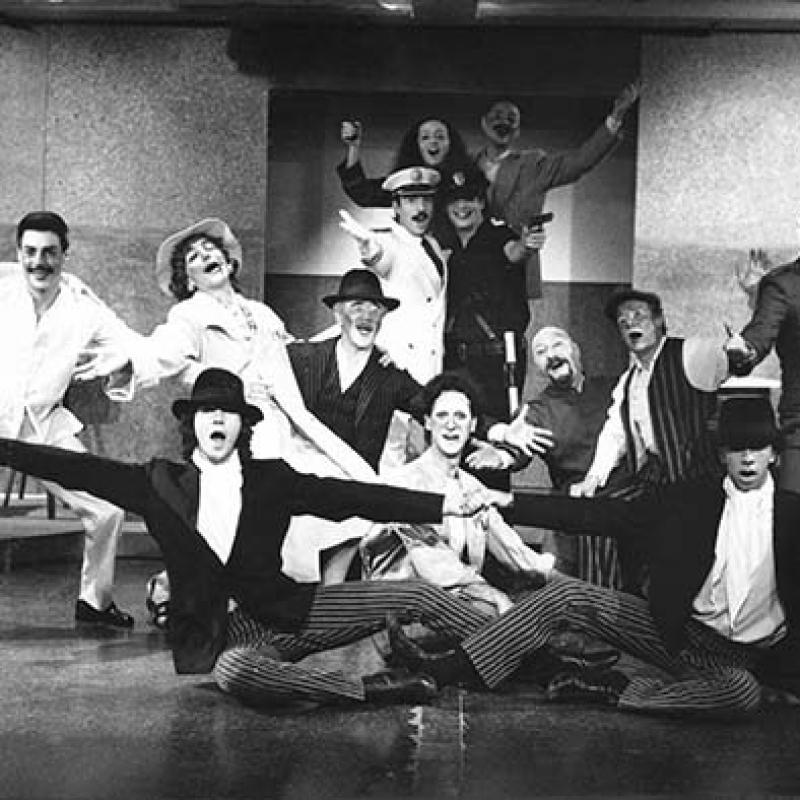 de Bertolt Brecht y Dorothy Lane, dirigido por Daniel Suárez Marzal. Con  César André, Osvaldo De Candia, Marga Grajer, Laura Liss, Roberto Mosca, Elbio Nessier, María Inés Pereyra y Leopoldo Verona.
Sala Cunill Cabanellas
