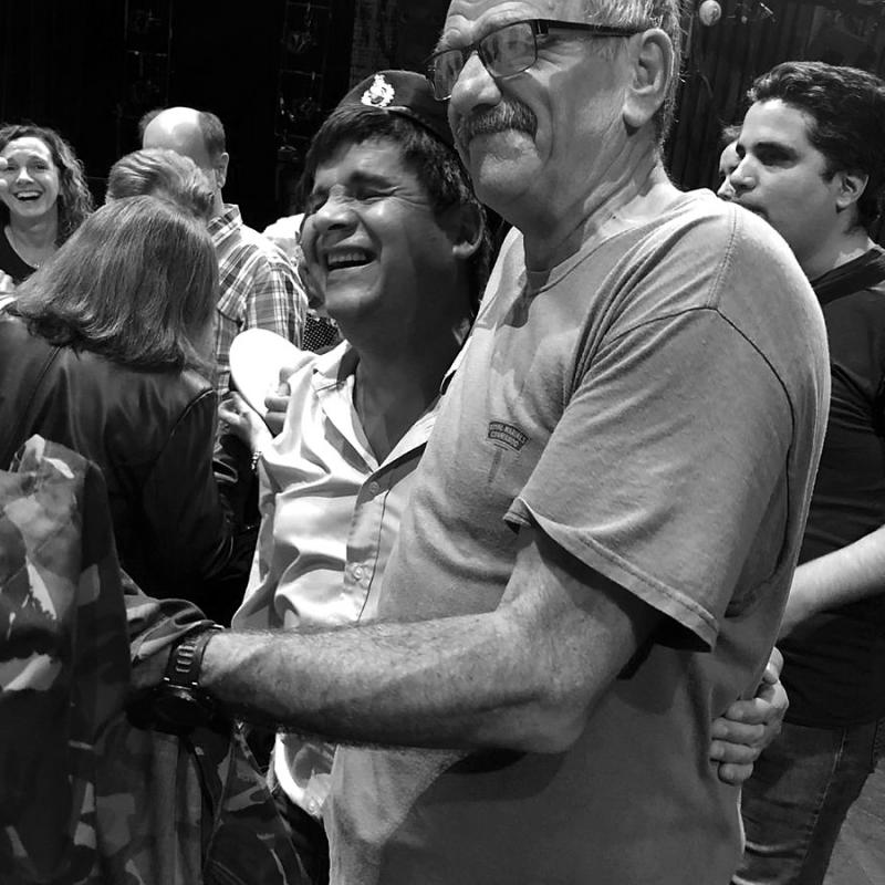 En el marco del ciclo Teatros Accesibles, desarrollado por el CTBA y la Fundación Amigos Teatro San Martín, un grupo de personas con discapacidad visual realizó una visita táctil al escenario de la sala Martín Coronado para reconocer tanto el decorado como el vestuario y la utilería de la pieza, acompañado por los performers de la obra, ex combatientes argentinos e ingleses en la guerra de Malvinas. Un momento importante en la vida artística del Teatro San Martín, y de profundas connotaciones para toda la sociedad.