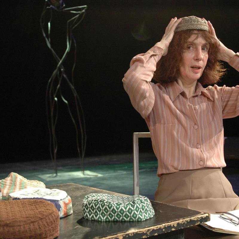 de Tony Kushner, dirigida por Carlos Gandolfo. Con Marta Lubos, Ricardo Mer-kin, Laura Novoa, Sergio Oviedo, Horacio Peña, Pablo Razuk, Alberto Sega-do, Elena Tasisto, Claudio Tolcachir, Norberto Trujillo.
Sala Martín Coronado
