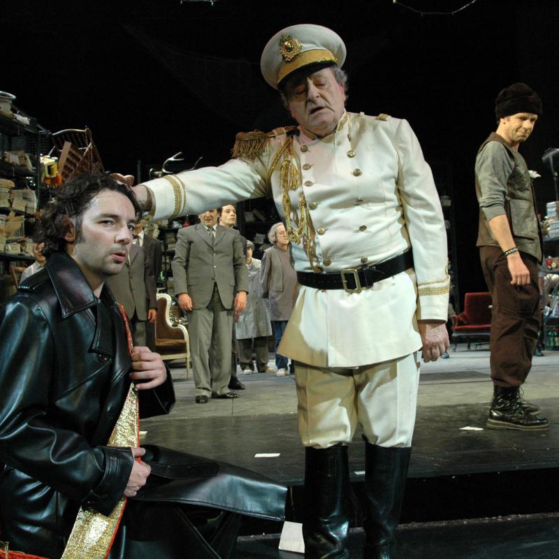 de Bertolt Brecht, dirigida por Robert Sturua. Con Elsa Berenguer, Gustavo Böhm, Roberto Carnaghi, Gabriel Conlazo, Gonzalo Costa, Claudio Da Passa-no, Ricardo Díaz Mourelle, Mariel Fernández, Cacha Ferreira, Malena Figó, Enrique Latorre, Tony Lestingi, Pablo Mariuzzi, Ricardo Merkin, Marcelo Nacci, Jorge Ochoa, Jean Pierre Reguerraz, néstor sanchez, Gerardo Serre, Marcelo Subiot-to, Sebastián Suñé, Abian Vainstein, Fabián Vena.
Sala Martín Coronado
