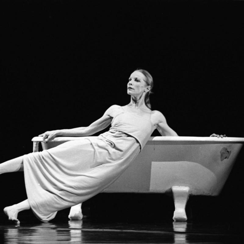 Susanne Linke, coreógrafa y bailarina alemana, una de las mayores renovadoras de la danza en el siglo XX junto a Pina Bausch, durante su trabajo con el Ballet Contemporáneo y en una de sus performances en la sala Martín Coronado.