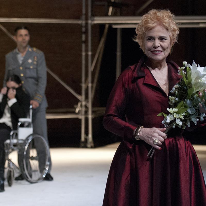 de Eugene O´Neill, dirigido por Robert Sturua. 
Con Leonor Manso, Paola Krum, Héctor Bidonde, Diego Velázquez, Nacho Gadano, María Figueras, Pablo Brichta, Germán Rodríguez, Alicia Muxo, Pablo Rinaldi, Abian Vainstein, Gustavo Böhm, Susana Machini, Ana María Caruso, Inés Cejas, Héctor Sajón, Raúl Herrero. 
Sala Casacuberta