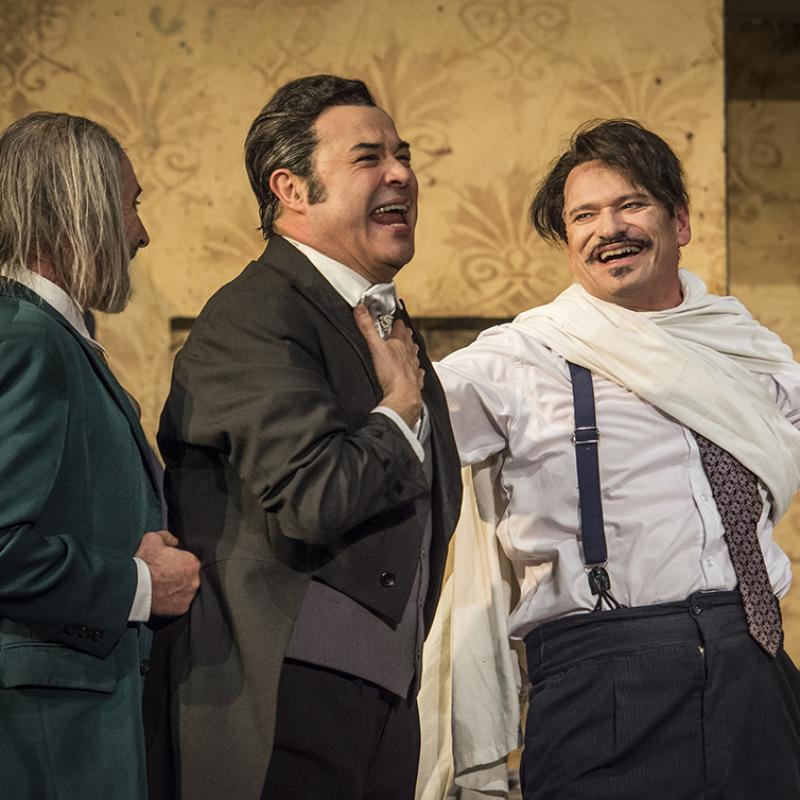 de Nikolái Gógol, versión y dirección de Daniel Veronese. Con Carlos Belloso, Jorge Suárez, María Figueras, Lautaro Delgado, Gabo Correa, Gonzalo Urtizberea, Marcelo Xicarts, Mauricio Minetti, Maida Andrenacci, Pablo Finamore, Paula Ituriza, Daniel Kargieman, Ximena Banús, Agustín Vásquez, Guillermo Aragonés, Sebastián Mogordoy. 
Sala Martín Coronado