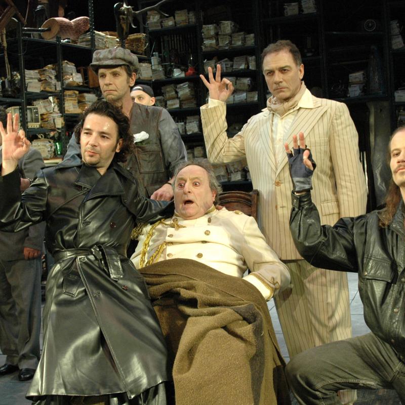de Bertolt Brecht, dirigida por Robert Sturua. Con Elsa Berenguer, Gustavo Böhm, Roberto Carnaghi, Gabriel Conlazo, Gonzalo Costa, Claudio Da Passa-no, Ricardo Díaz Mourelle, Mariel Fernández, Cacha Ferreira, Malena Figó, Enrique Latorre, Tony Lestingi, Pablo Mariuzzi, Ricardo Merkin, Marcelo Nacci, Jorge Ochoa, Jean Pierre Reguerraz, néstor sanchez, Gerardo Serre, Marcelo Subiot-to, Sebastián Suñé, Abian Vainstein, Fabián Vena.
Sala Martín Coronado
