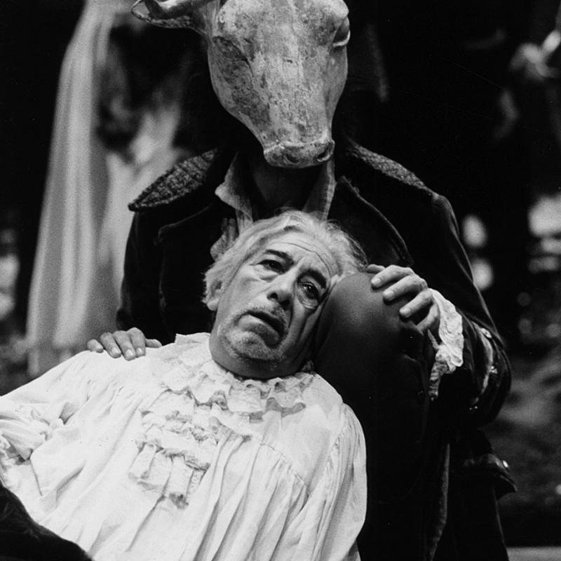 de Ignacio Apolo, dirigida por César Lerner y Sergio Rosemblat. Con Claudio Ar-mesto, Pompeyo Audivert, Maria Laura Berch, Jesús Berenguer, Franklin Caice-do, Luis Campos, Paula Canals, Julieta Dentone, Ira Fronten, Luis Herrera, Carlos Kaspar, Tony Lestingi, Elvira Massa, Montenegro, Bernarda Pages, Damián Ra-mil, Paula Requeijo, Claudio Rissi, Pepe Simón, Andres Tiengo, Nacho Vavasso-ri, Marcos Woinski, Ale Zanga.
Sala Martín Coronado

