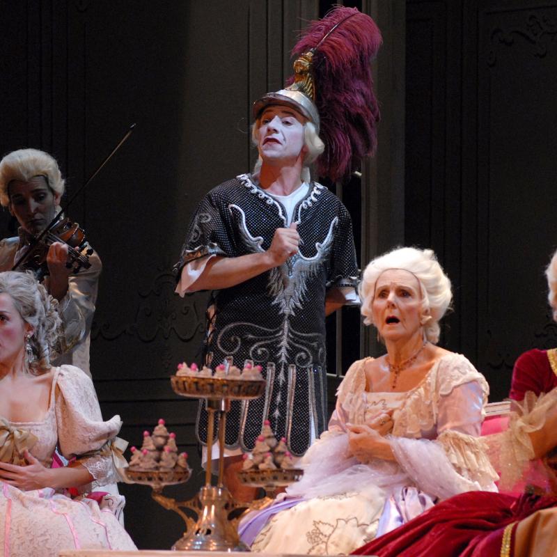 de Molière, dirigida por Willy Landín. Con Graciela Araujo, Hernán Boglio-ne, Guido Bonacossa, Luis Campos, Manuel Coggiola, Amalia de Camillis, Sofia Gavito, Juan José Hair, Tony Lestingi, Matías Mancilla, José Marquez, Rocío Mer-cado, María Luz Morteo, Laura Mouge, Verónica Pelaccini, Gimena Ries-tra, Sebastián Rosso, Eugenia Stanovnik, Sebastián Suñé, Rita Terranova, Florencia Vecino.
Sala Martín Coronado
