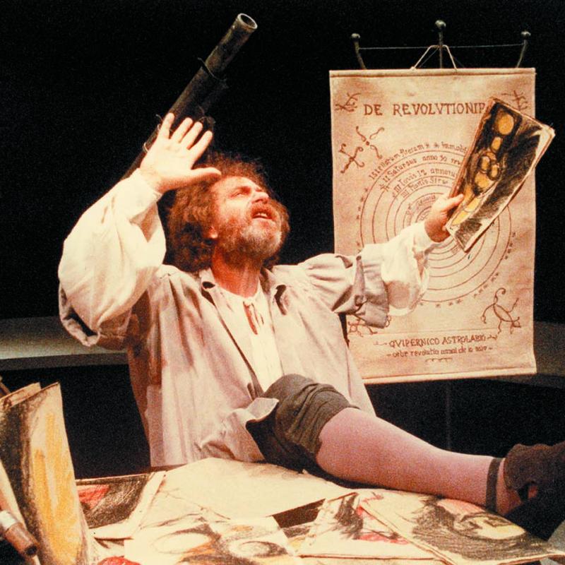 de Bertolt Brecht, en versión de Gerardo Fernández y Jaime Kogan, dirigido por Kogan. Con Walter Santa Ana, Graciela Araujo, Hugo Soto, Mónica Santibáñez y Horacio Peña entre otros.
Sala Martín Coronado
