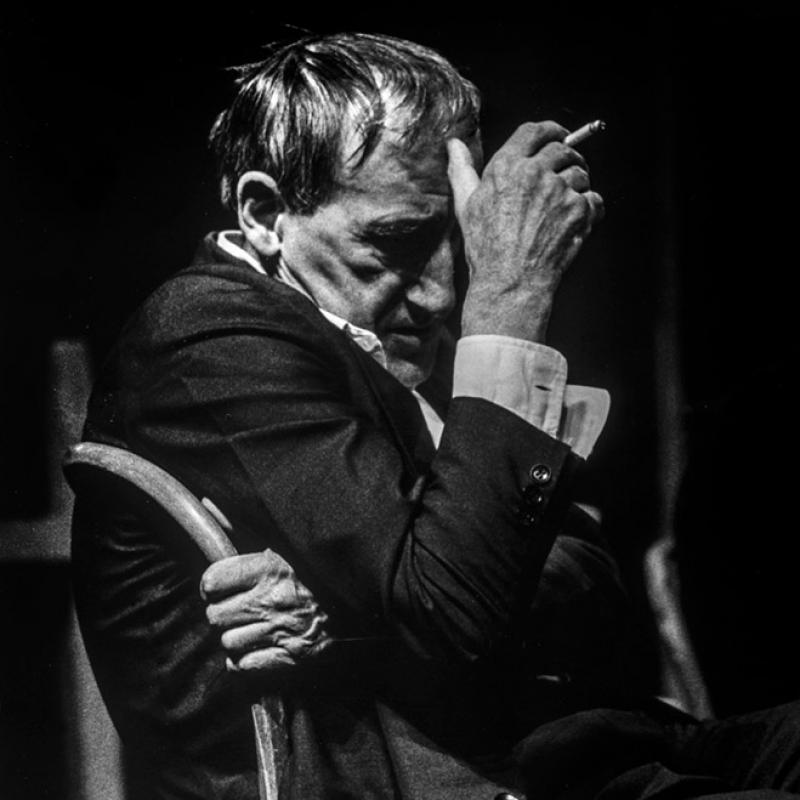 Retrato del gran maestro polaco (pintor, escenógrafo, actor, dramaturgo, director de teatro y teórico del arte), durante su visita a Buenos Aires donde presentó ¡Que revienten los artistas! en la sala Casacuberta del Teatro San Martín. Este retrato de Carlos Furman formó parte de la muestra que se realizó en 2007 en la Cricoteka, el estudio de Kantor en Cracovia, junto con otra veintena de imágenes que reflejaron el paso de la compañía por nuestros escenarios.