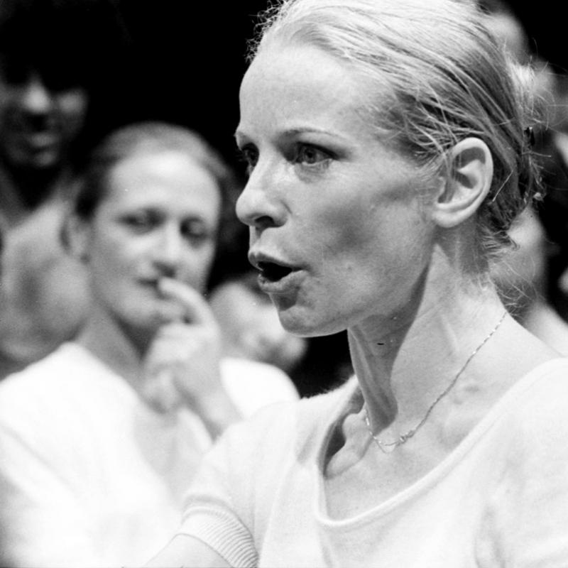 Susanne Linke, coreógrafa y bailarina alemana, una de las mayores renovadoras de la danza en el siglo XX junto a Pina Bausch, durante su trabajo con el Ballet Contemporáneo y en una de sus performances en la sala Martín Coronado.