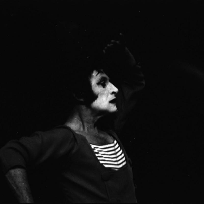 Durante una de sus tantas visitas a Buenos Aires, el mimo francés, maestro de la sutileza y profundamente comprometido con la libertad, presentó a su personaje Bip en Lo mejor de Marcel Marceau en dos funciones en la sala Martín Coronado.