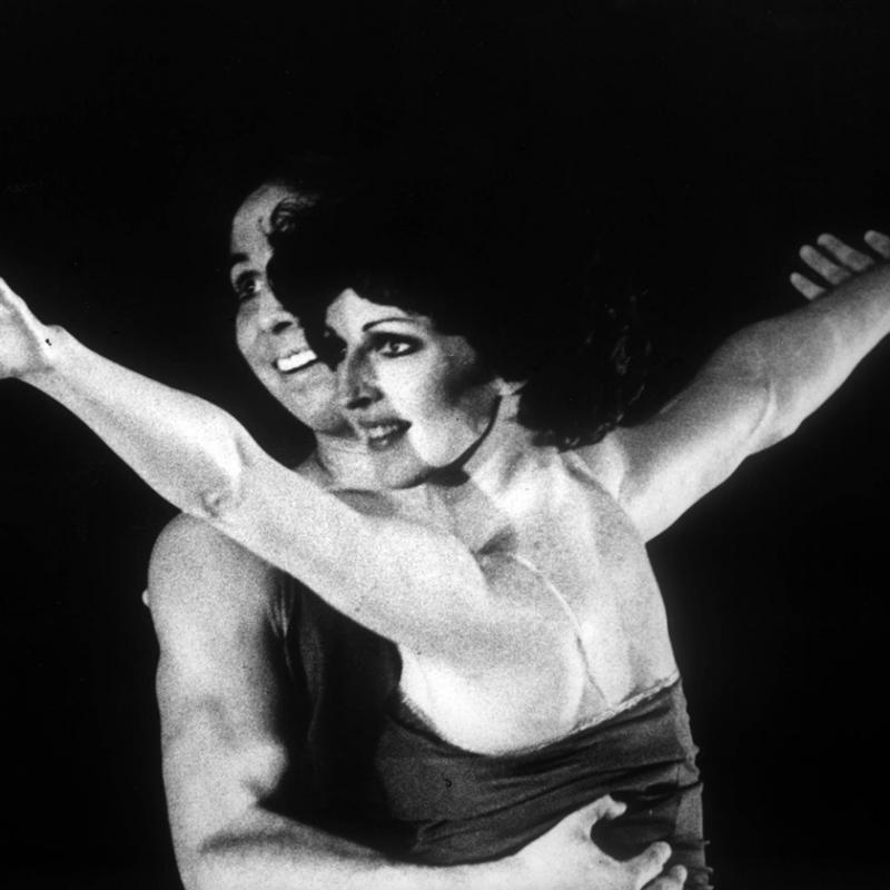 La coreógrafa y bailarina estadounidense, quien transformara junto a Maurice Béjart y Pina Bausch el panorama de la danza contemporánea en el país, se presentó por primera vez en 1979 en el Teatro San Martín con su compañía The Works.