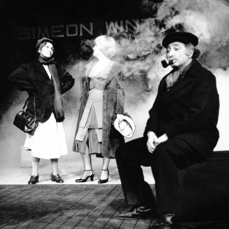 de Eugene O’Neill, dirigido por Santángelo. Con Juana Hidalgo, Roberto Mosca, Tino Pascali, Hilda Suárez, Lilián Riera, Oscar Pereyra, Hugo Soto, Julio Pelleri, Hugo Galfredo.
Sala Casacuberta